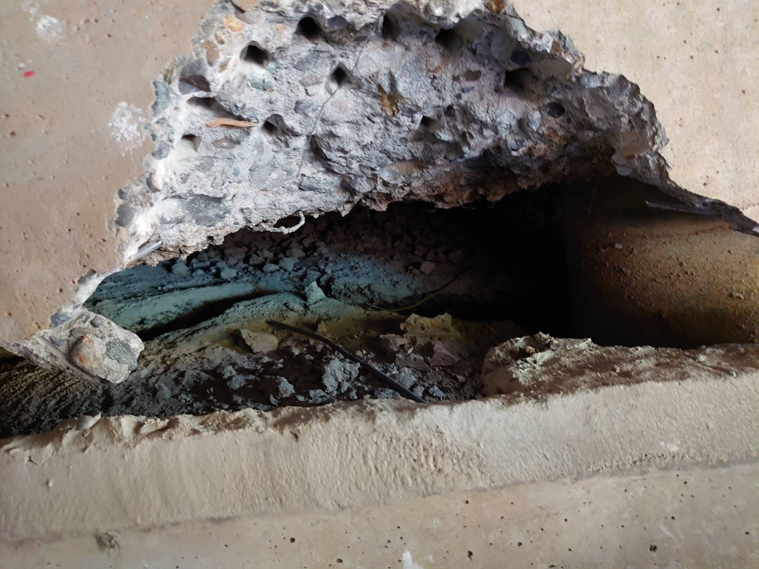 千葉市中央区 下水道施設改修工事 川の側面、法面の改修補強工事