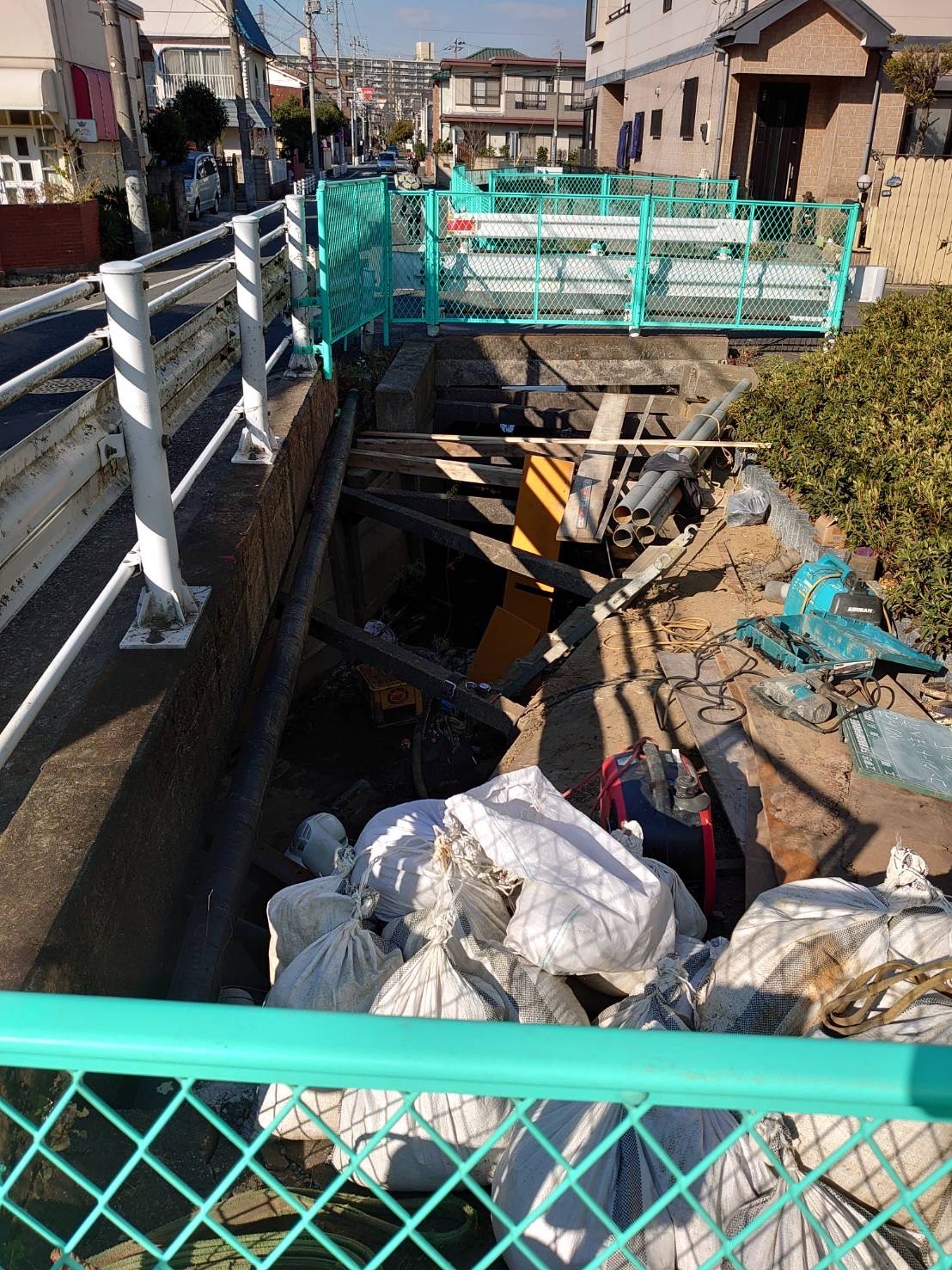 千葉市中央区 下水道施設改修工事 川の側面、法面の改修補強工事