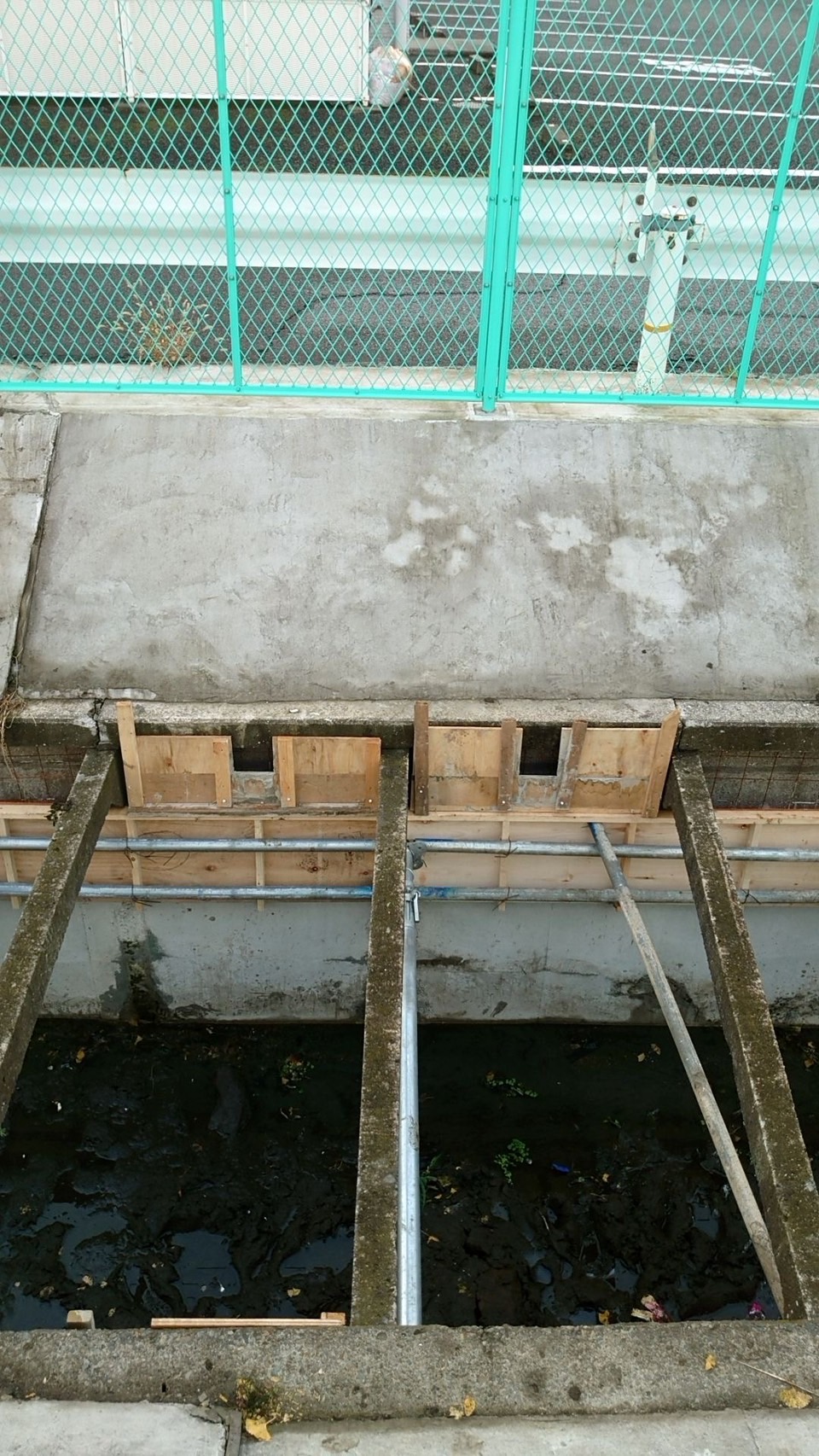 千葉市中央区 下水道施設改修工事 川の側面、法面の改修補強工事