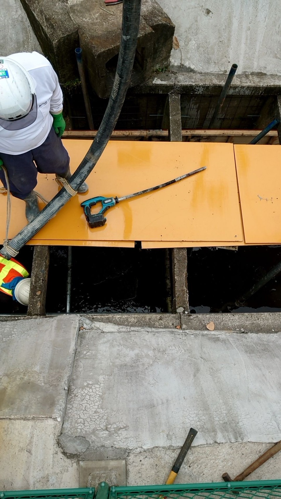 千葉市中央区 下水道施設改修工事 川の側面、法面の改修補強工事