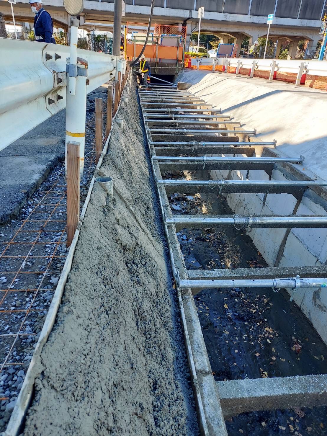 千葉市中央区 下水道施設改修工事 川の側面、法面の改修補強工事