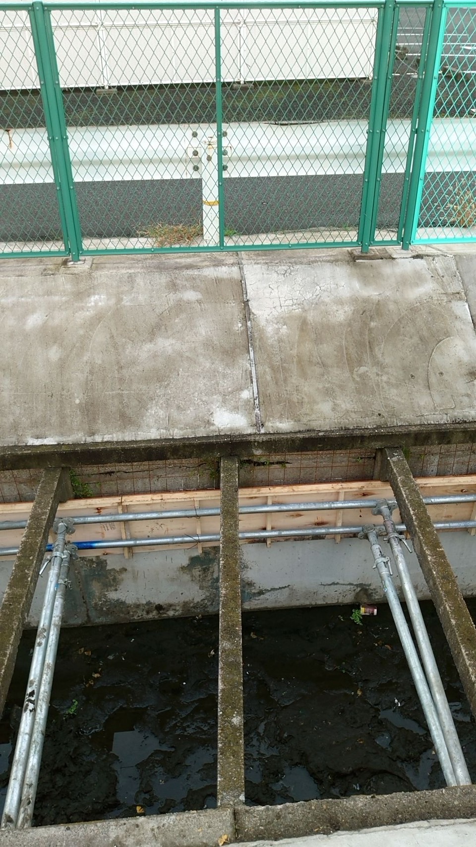 千葉市中央区 下水道施設改修工事 川の側面、法面の改修補強工事