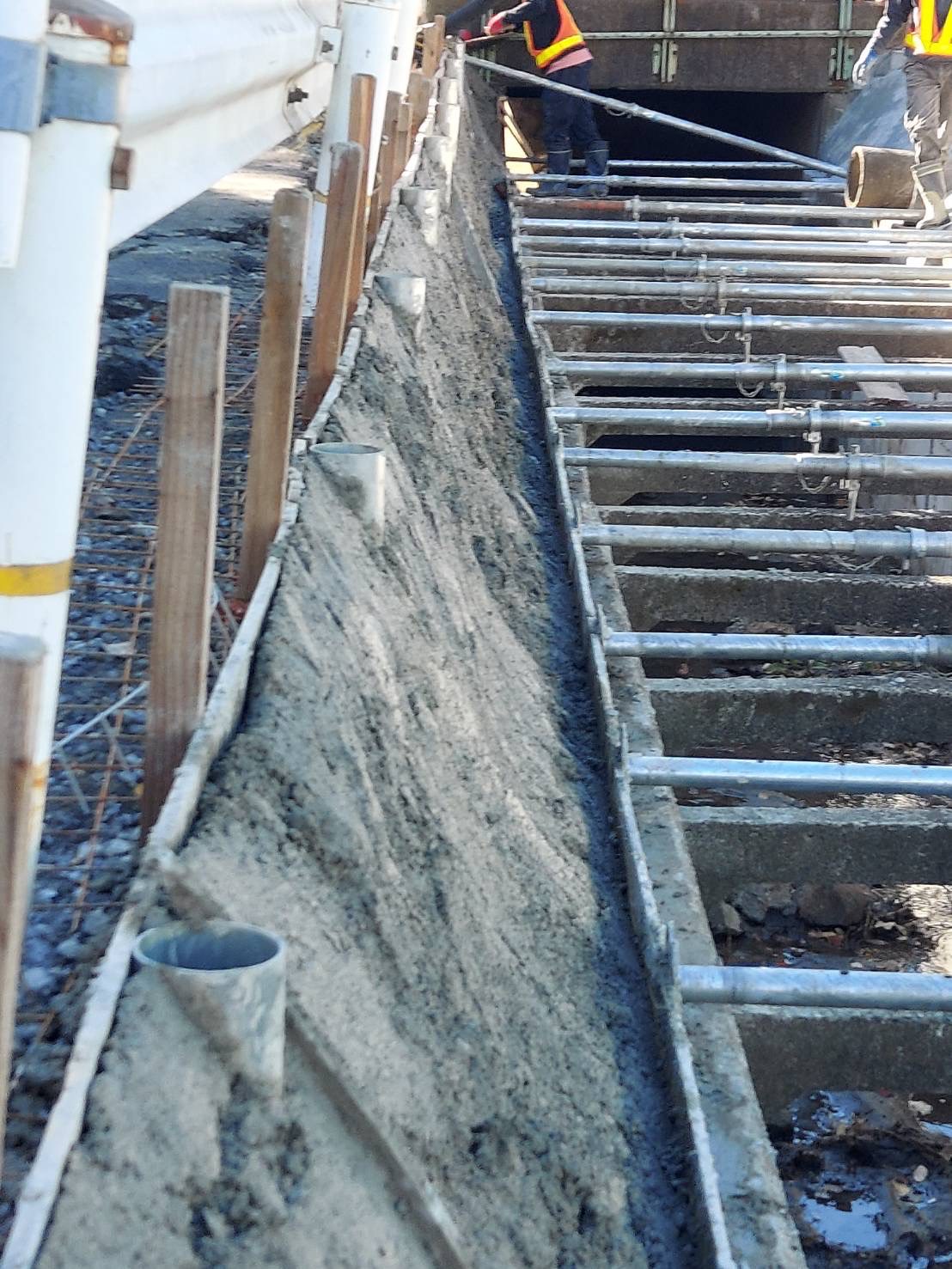 千葉市中央区 下水道施設改修工事 川の側面、法面の改修補強工事