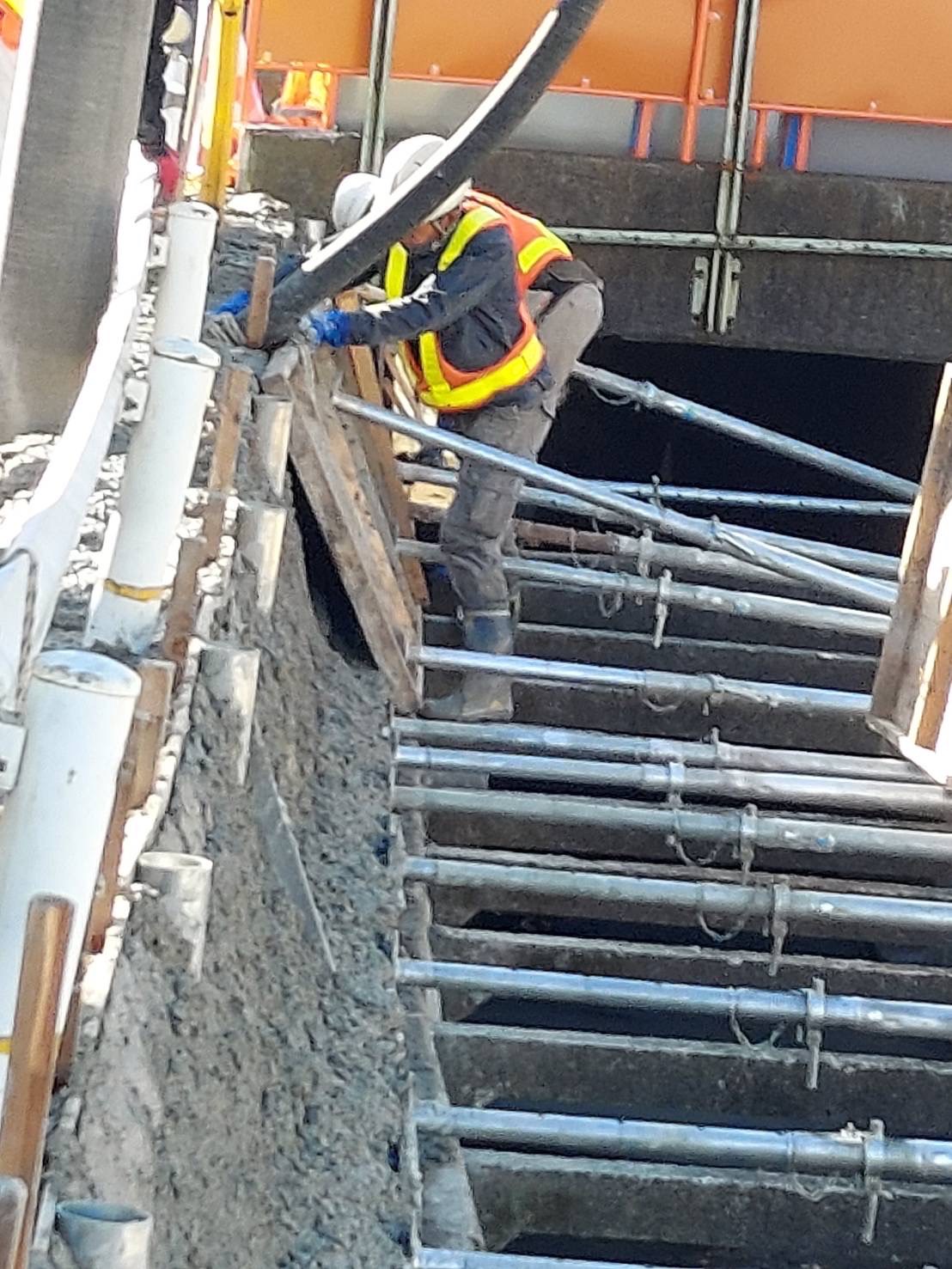 千葉市中央区 下水道施設改修工事 川の側面、法面の改修補強工事